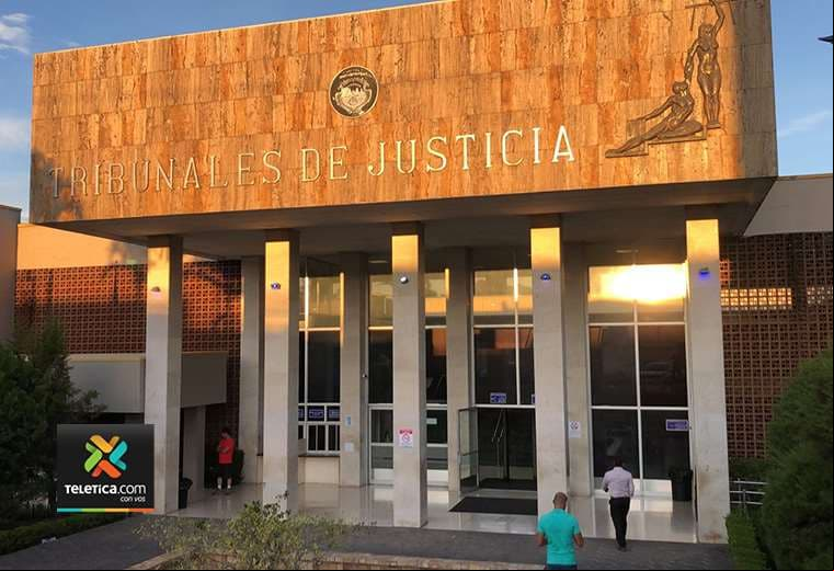 Dictan 25 años de cárcel a mujer que intentó matar a su hija de 7 años