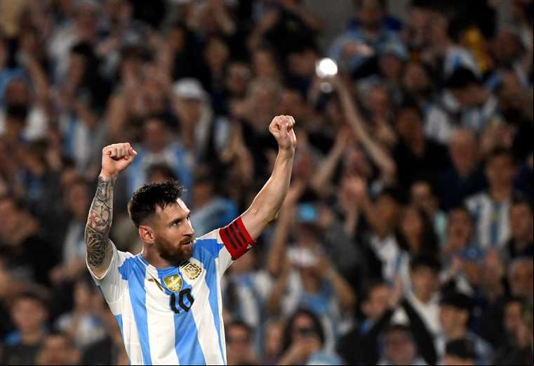 Biden entrega mayor condecoración civil a Messi, Bono y  "Magic" Johnson