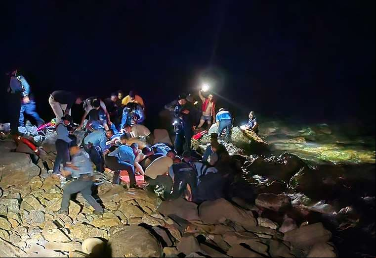 Rescatistas buscan a mujer desaparecida tras caída de avión en isla de Honduras