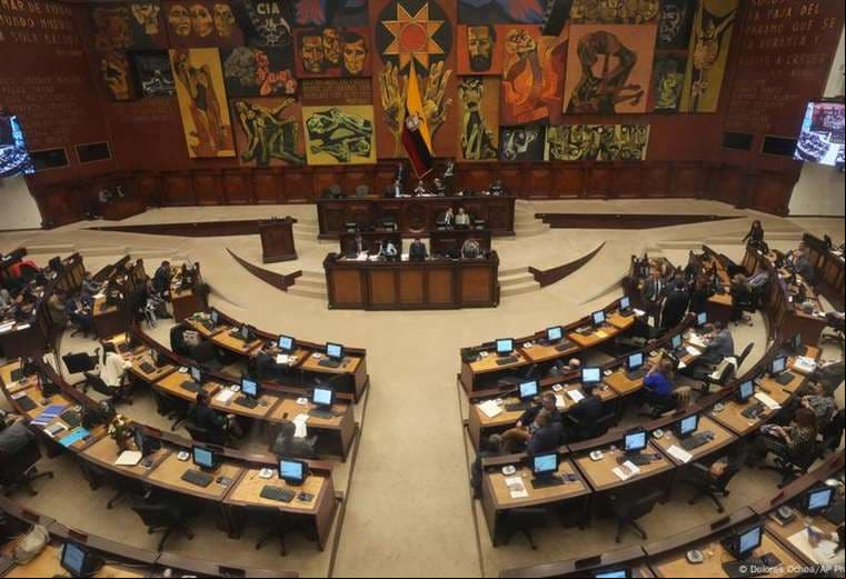 Congreso de Ecuador aprueba instalación de bases militares extranjeras